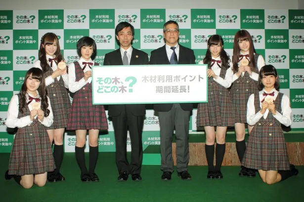 「木材利用ポイント期間延長　PRイベント」に登場した(左から)高山一実、白石麻衣、生駒里奈、林野庁・末松広行部長、東京大学・井上雅文准教授、西野七瀬、松村沙友理、深川麻衣