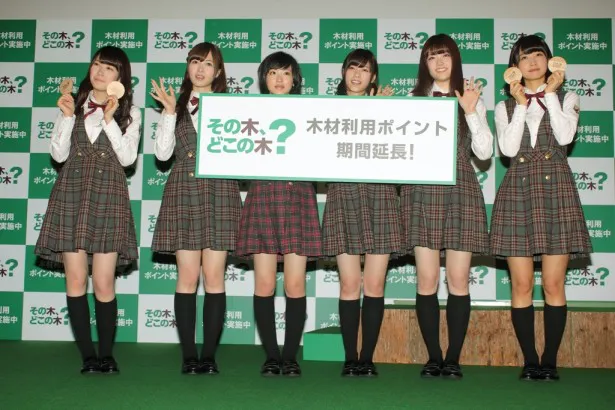 テレビカメラに手を振ってアピールする乃木坂46の6人