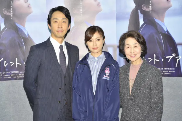 「サイレント・プア」(NHK総合)の会見に登場した北村有起哉、深田恭子、香川京子（写真左から）