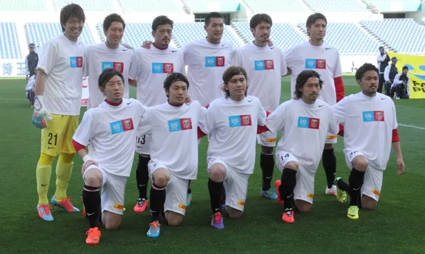 【写真】“SPORTS FOR PEACE！”のロゴが背中に入った白いTシャツを着てスタジアムに入った浦和の選手たち