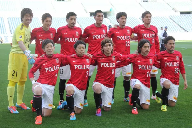 Tシャツを脱ぎ、いつもの赤いユニフォームで試合に臨む浦和の選手たち