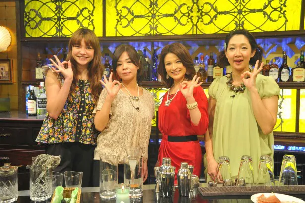 【写真】「Girl’s Bar OK Girls」では、“大人のDVD”鑑賞会を。写真左から加賀美セイラ、大久保佳代子、島崎和歌子、虻川美穂子