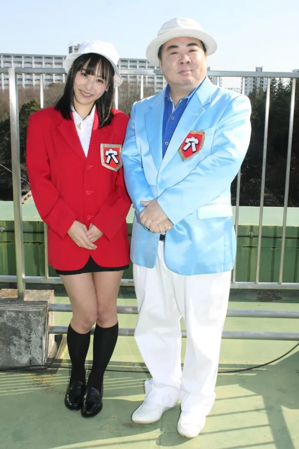 番組MCの塚地武雅(右)とアシスタントの日テレジェニック2013・浜田由梨(左)