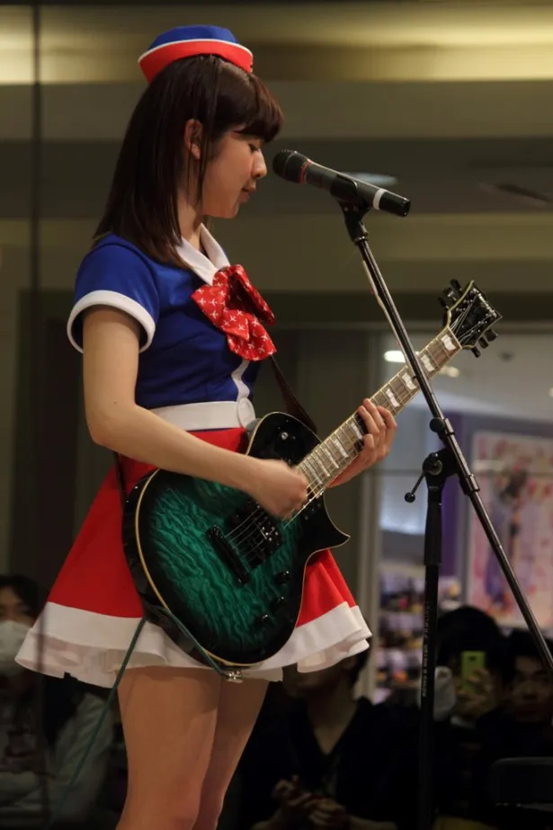 バンドVer.ではギター担当の槙田紗子
