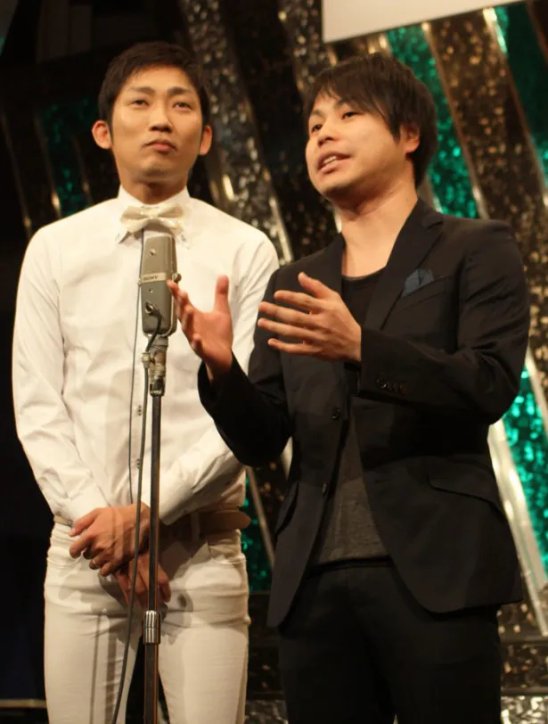 ネタライブで漫才を披露するNON STYTLEの石田明（左）と井上裕介（右）