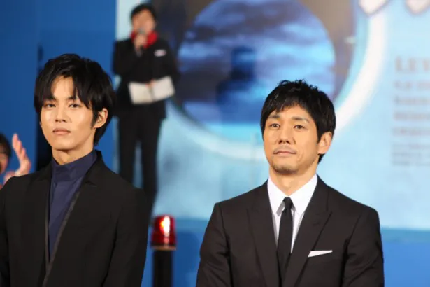 共にブラックのスーツで登場した松坂桃李(左)と西島秀俊(右)