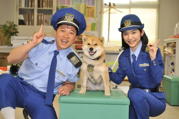 「さんすう犬ワン」の会見に登場した(左から)スギちゃん、りんちゃん、伊藤梨沙子