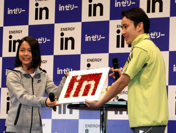 太田は高梨に「inゼリー」のシンボル“in”をプリザーブドフラワーでデザインしたフラワーボックスを渡した