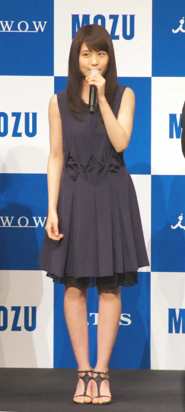 有村架純演じる中島葵美は、記憶喪失の新谷(池松)の手助けをするフリーライター