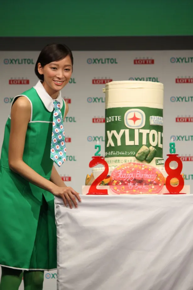 【写真】サプライズで贈られたキシリトールガムを模したバースデーケーキと4月14日(月)が誕生日の杏