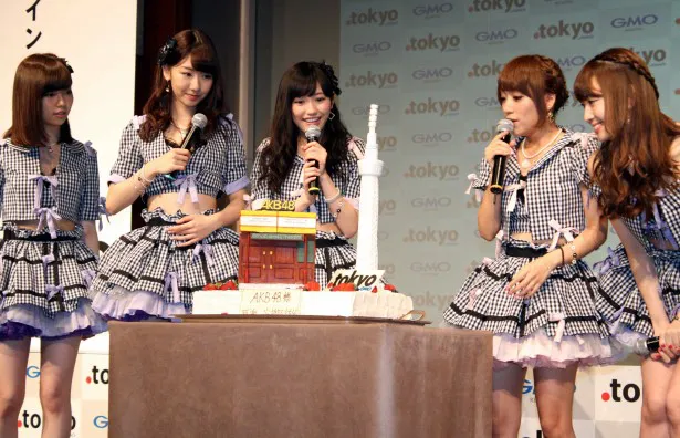 応援団就任を祝い、AKB48劇場と東京スカイツリーのケーキが登場