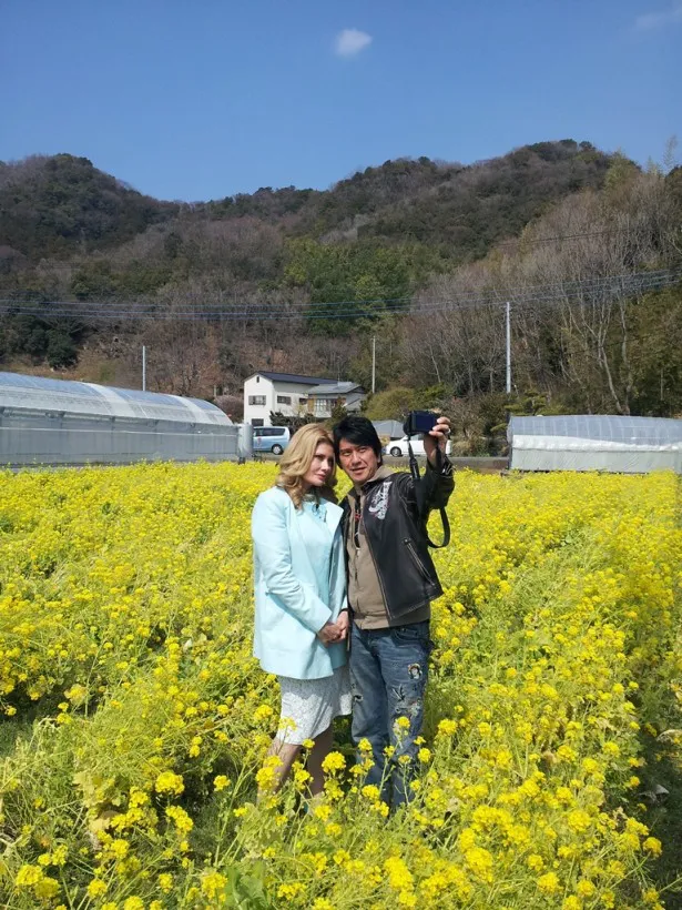 【写真】長期別居生活で知られる川崎麻世＆カイヤ夫婦が伊豆で有名な縁結びの神社を訪れたり菜の花畑で記念撮影を楽しむ姿に、ツアー客も驚く