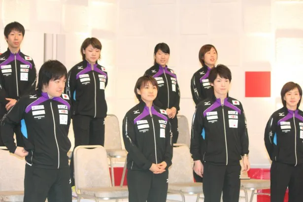 会見に登場した卓球日本代表選手の8人