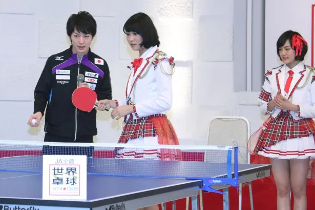 卓球界の“マツケン”こと松平健太(左)にラケットの握り方などを教えてもらう西岡優菜(中央)