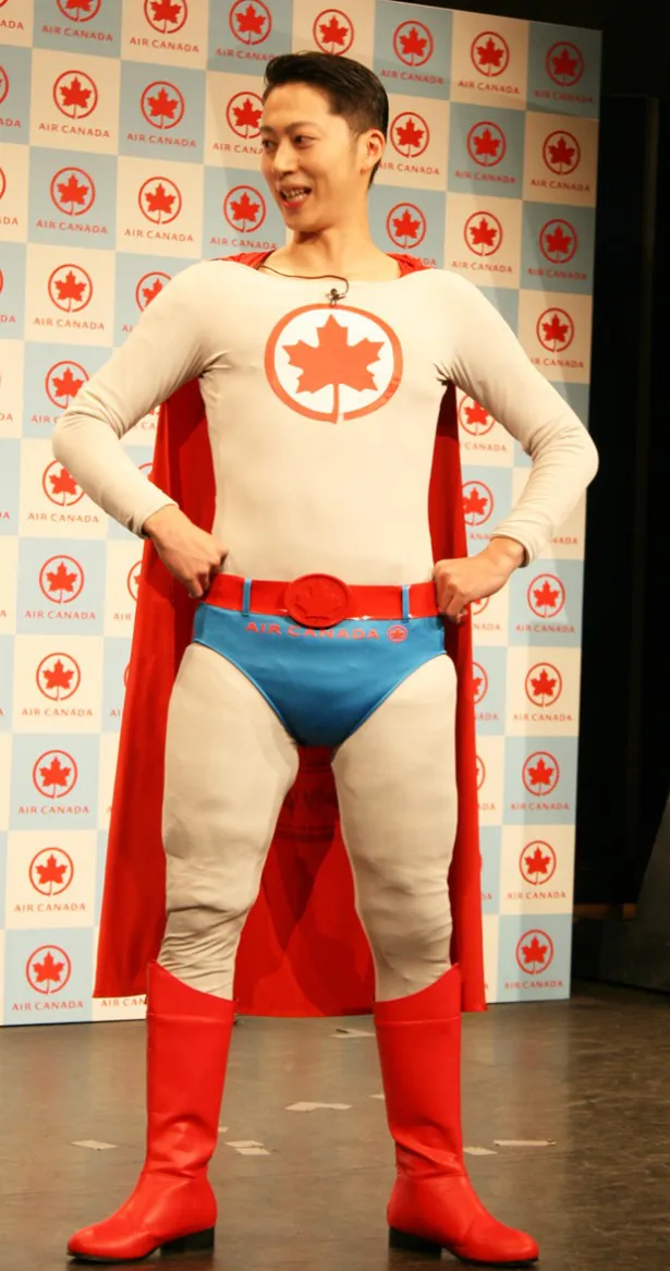 【写真】エア・カナダのPR大使“エア・カナダマン”に任命された、はんにゃの金田哲はスーパーマン風の衣装で登場