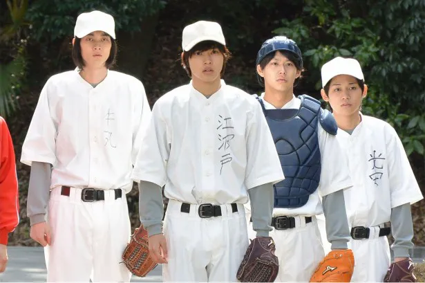 【画像】青志(二宮和也)が監督を務める野球部は、そもそも部員が6人で試合もままらない状態。学校内で野球未経験の生徒たちを無理やりスカウトしてチームを作り上げていく