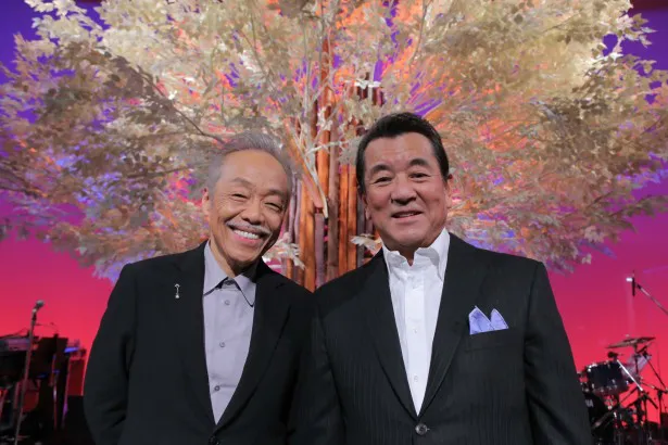 4月12日(土)スタートの「地球劇場～100年後の君に聴かせたい歌～」でMCを務める谷村新司(左)と初回ゲストの加山雄三(右)