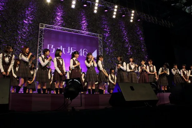 乃木坂46のメンバーが松井玲奈に歓迎の言葉を掛ける