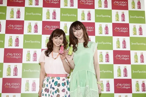 新CM発表会に登場した平愛梨とmoumoon・YUKA(写真左から)