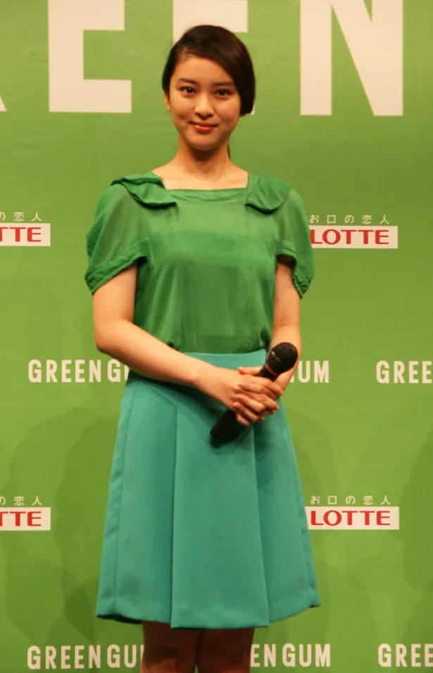 【写真】新CMでも着用している緑のブラウスとスカートで登場した武井咲