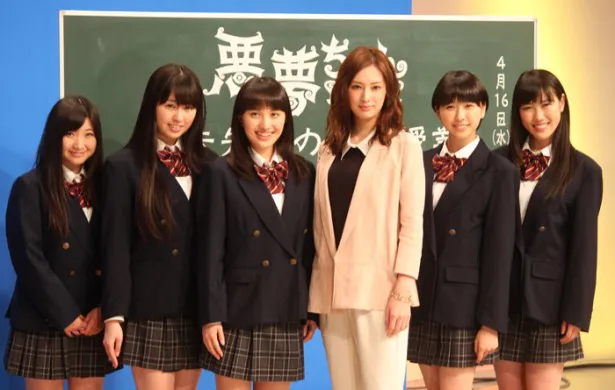映画「悪夢ちゃん The 夢ovie」の公開記念イベントに出席した、北川景子(右から3番目)とももいろクローバーZの5人