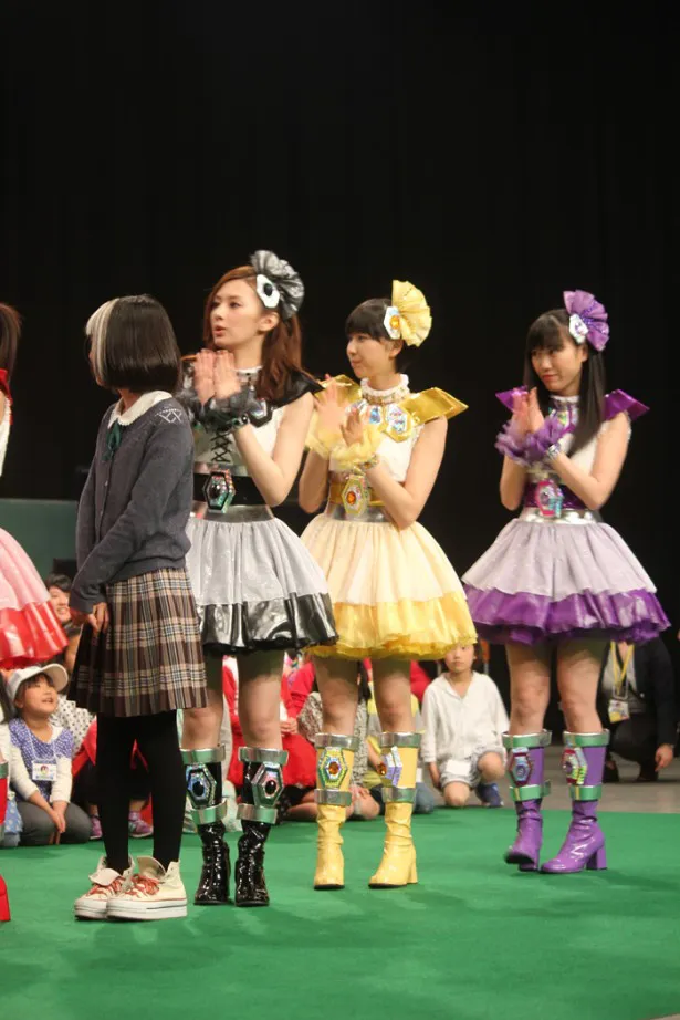 「きもクロ」の最年長・北川景子(右から3番目)は黒のフリフリミニスカートで登場