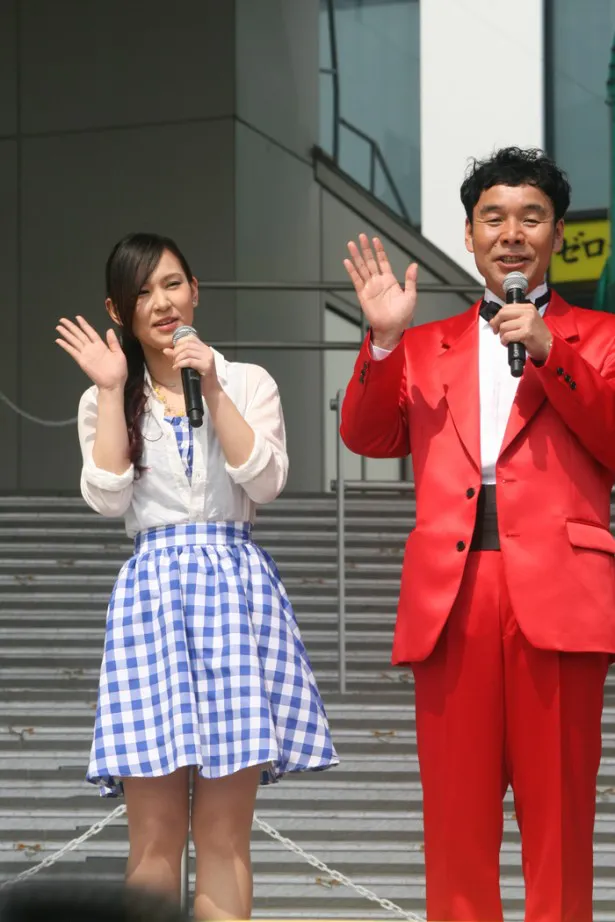 親子共演が実現。肥後千暁(左)とダチョウ倶楽部の肥後克広(右)