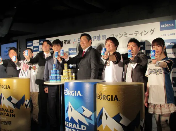 アンジャッシュ・渡部建（写真左から4番目)、山崎武司氏(写真右から4番目)、そしてファン代表の6人が登壇