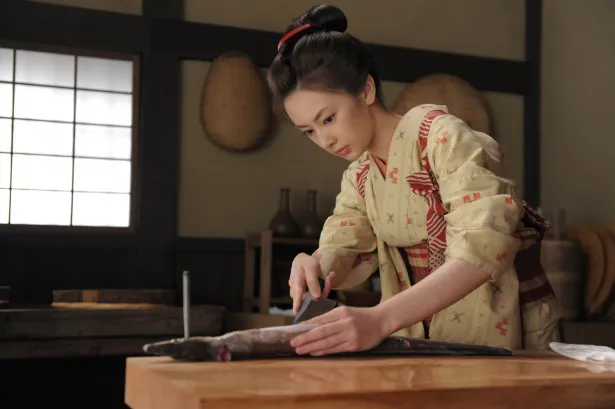 ドラマ みをつくし料理帖 より着物姿で魚を捌く北川景子 あげてけ