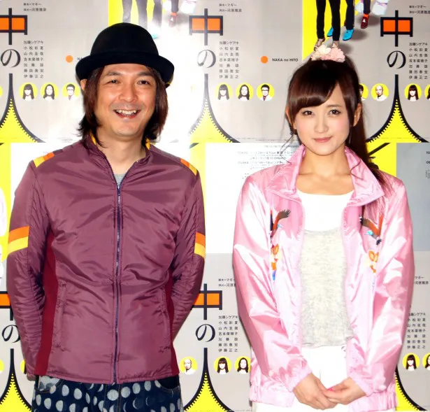 囲み取材に登場した河原雅彦と小松彩夏(写真左から)