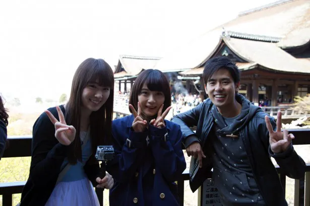 【写真】京都・清水寺で記念撮影をするK(右)、乃木坂46の高山一実(右)と深川麻衣(中央)