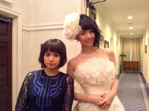 fumika(左)の新曲「Endless Road」のMVにウエディングドレス姿で出演している乃木坂・橋本奈々未(右)