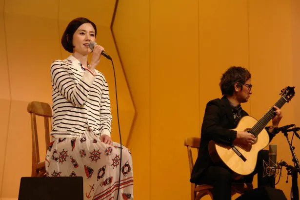 【写真】長崎の思い出の地で「時をかける少女」を歌う