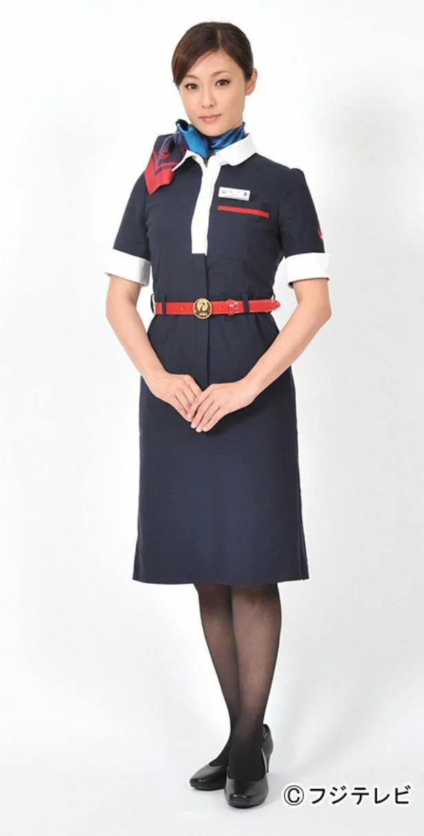 初のCA役に挑戦する深田恭子は、JALの制服姿で登場する