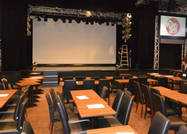 レストランシアター「浅草六区ゆめまち劇場」の内観。着席時は150名を収容