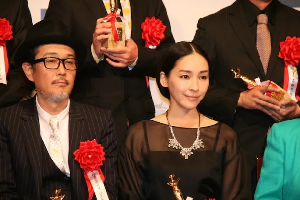 助演男優賞受賞のリリー・フランキー(左)と主演女優賞受賞の麻生久美子(右)