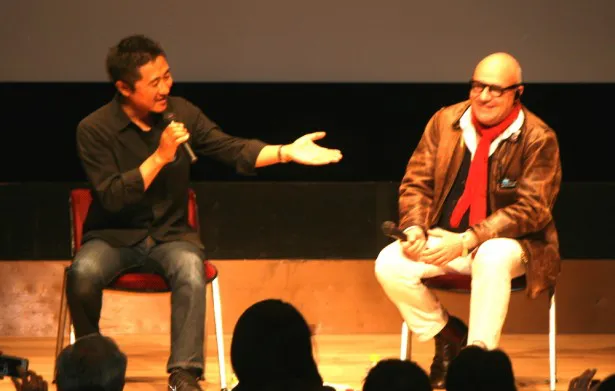 「イタリア映画祭2014」で想田和弘監督(左)とジャンフランコ・ロージ監督(右)によるトークセッションが行われた