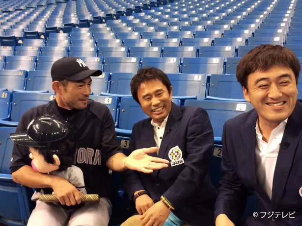 【画像】石井と浜田は、旧知の仲であるイチロー選手にも取材。ヤンキース仕様の“ハマダくん人形”を抱えたイチロー選手は笑顔