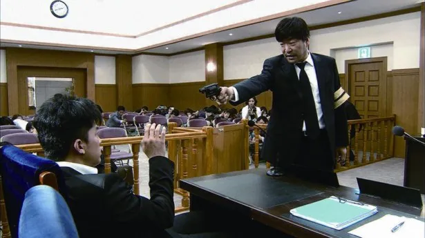 ソン・ヒョンジュ演じる刑事・ホンソク（左）のささやかな幸せは、娘の死によって崩壊する