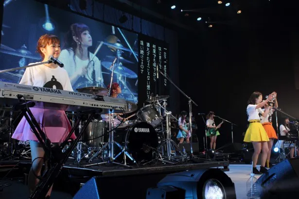夜公演の20(EN1)曲目「Perfect Sky(Band PASSPO☆)」からはTシャツに着替えてのパフォーマンス