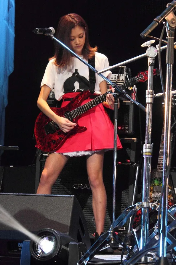 赤担当・なおみんこと安斉奈緒美はBand PASSPO☆ではギターを担当