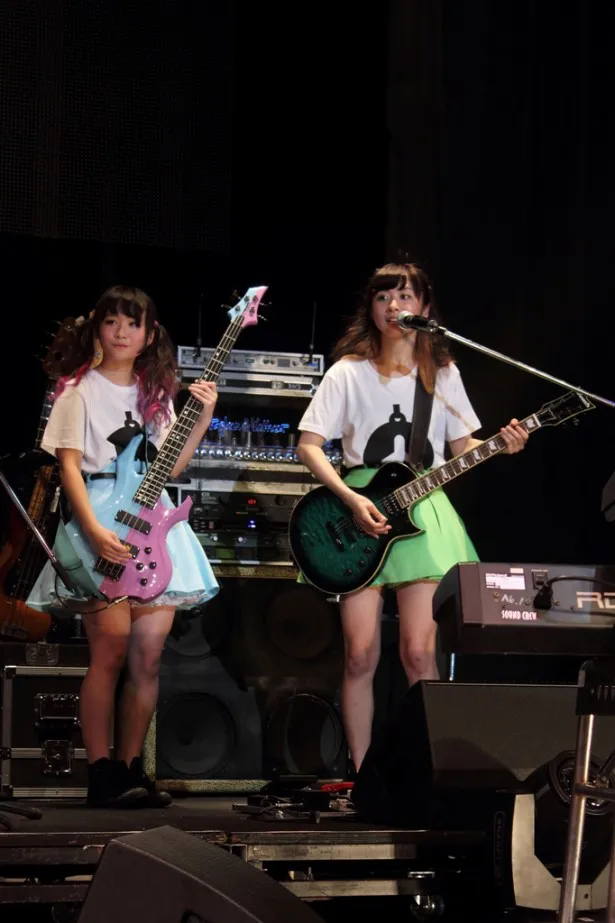 黄緑担当・さこてぃこと槙田紗子(右)はBand PASSPO☆ではギターを、水色担当・みおみおこと増井みお(左)はベースを担当