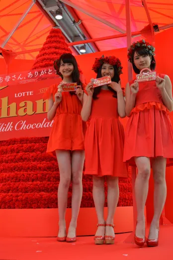 土屋太鳳、松井愛莉、広瀬すずが真っ赤な衣装で母の日をPR