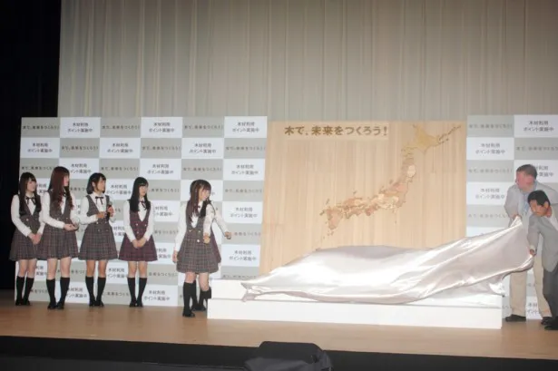 「巨大木製日本地図」の除幕
