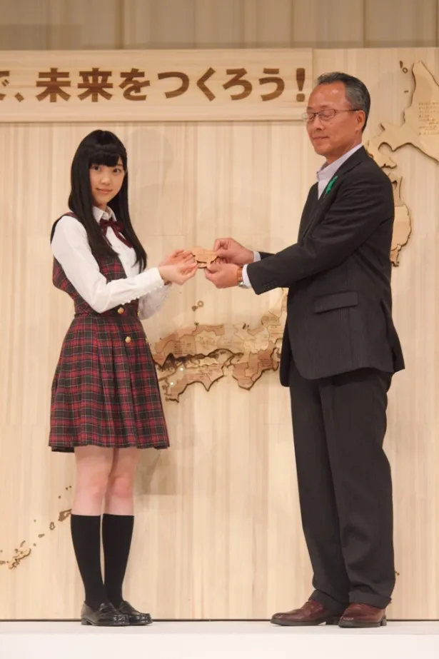 愛知県のピースを持つ乃木坂46・堀未央奈(左)と林野庁・沖修司部長(右)