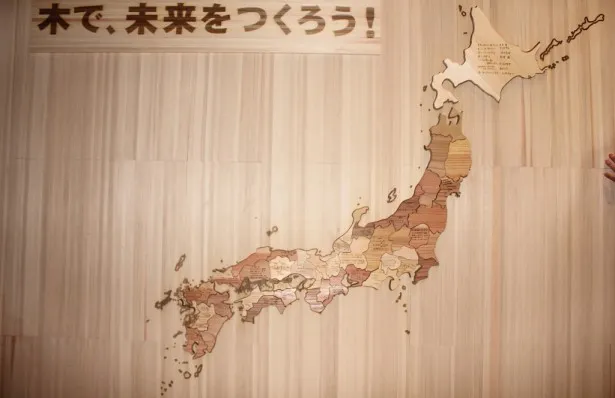 それぞれの地域で切られた木で作られた47個のピースが集まってできた「巨大木製日本地図」