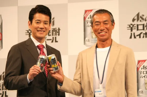 「アサヒ　辛口焼酎ハイボール」新CM発表会に登場した、CMキャラクターの唐沢寿明(左)と柳葉敏郎(右)