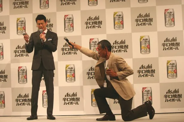 【写真】CMさながらに報道ディレクターとして唐沢寿明(左)に辛口な質問をする柳葉敏郎(右)