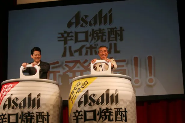 巨大「アサヒ　辛口焼酎ハイボール」の開栓式を行う唐沢(左)と柳葉(右)