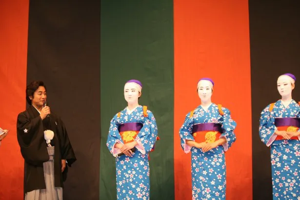 歌舞伎同様のメークをしたモデルがメーク落としを実践